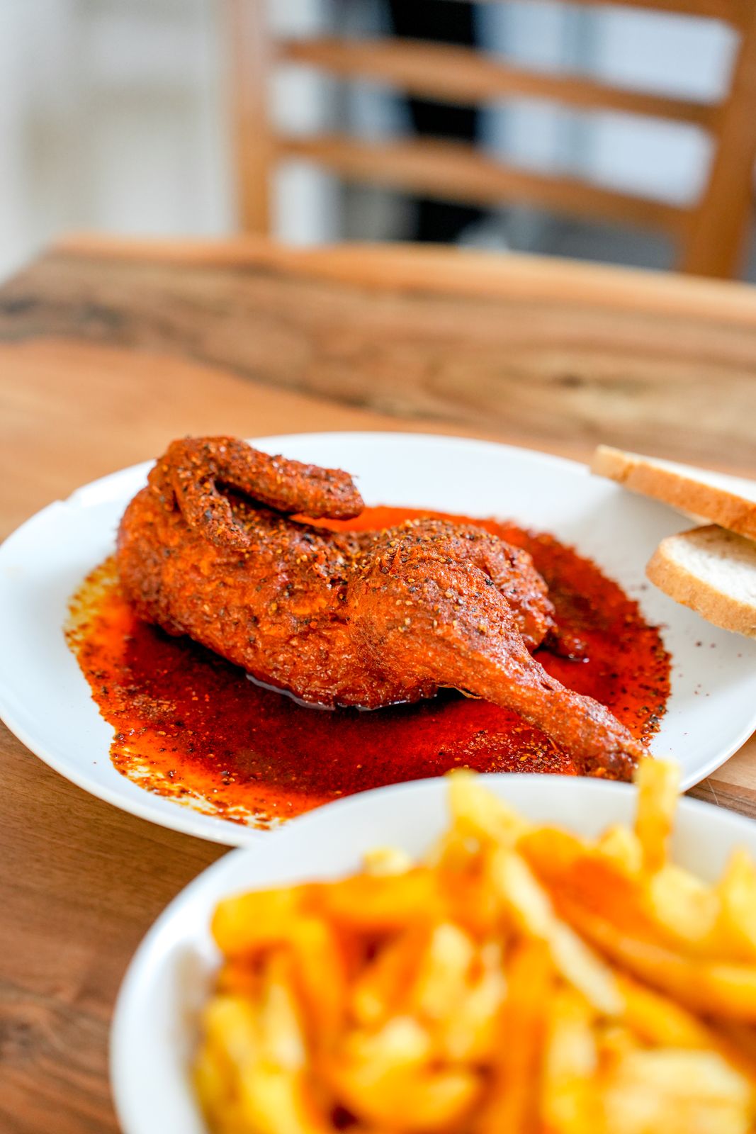 Knuspriges halbes Hähnchen mit Pommes