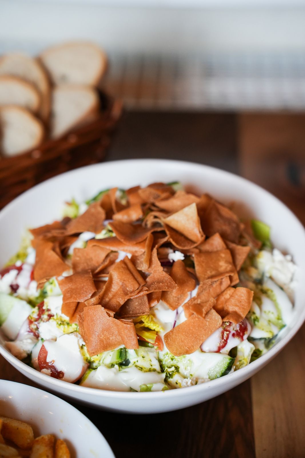Frischer Salat mit knusprigem Fladenbrot und Dressing